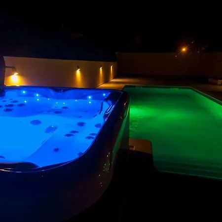 Βίλα Aqua-jacuzzi-heatable Pool-sauna-gym-snooker *
