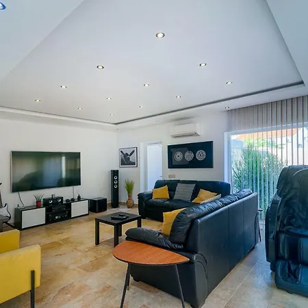 Vila Aqua-jacuzzi-heatable Pool-sauna-gym-snooker