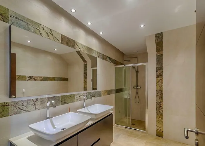 Aqua-jacuzzi-heatable Pool-sauna-gym-snooker Vila