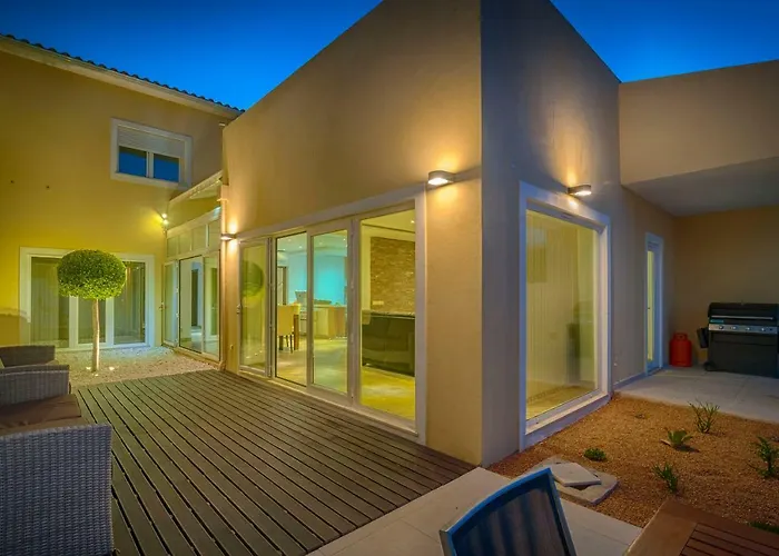 Aqua-jacuzzi-heatable Pool-sauna-gym-snooker * Albufeira