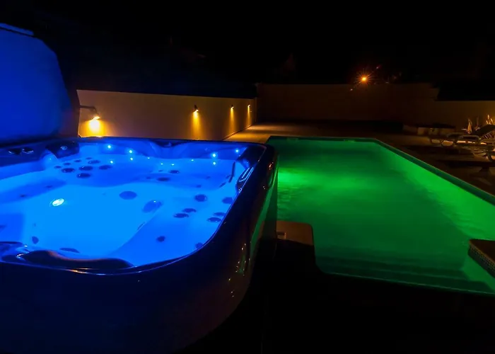 Vila Aqua-jacuzzi-heatable Pool-sauna-gym-snooker *